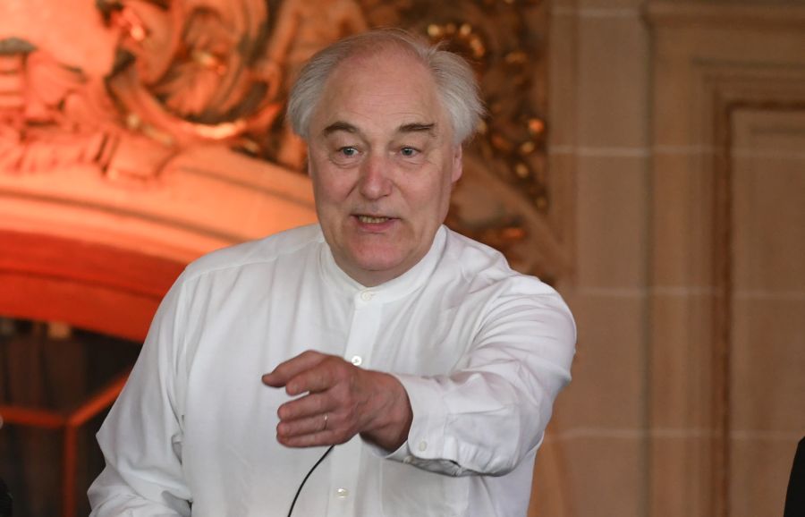 El eterno femenino de una imaginativa pintora