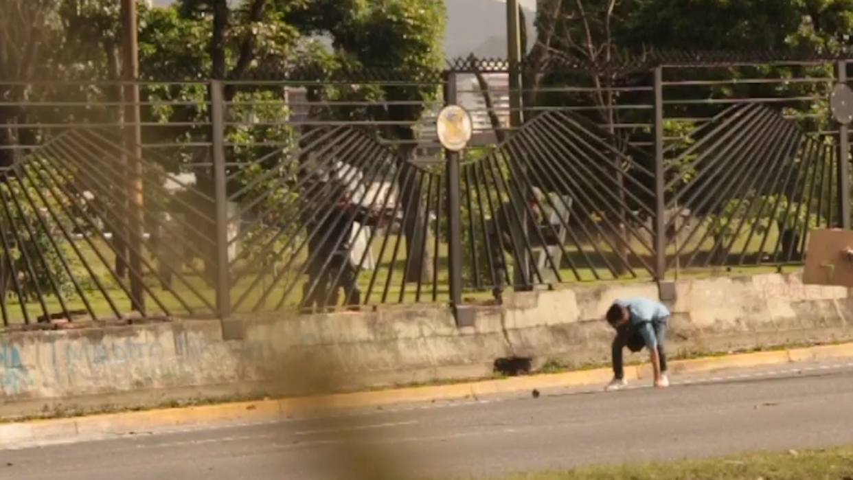 Momento en que le disparan al joven. Foto: captura de pantalla/ El Nacional GDA