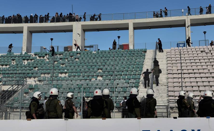 Los hinchas de AEK ATenas y PAOK se pelearon en la previa a la final de la Copa Grecia. Foto: Reuters.