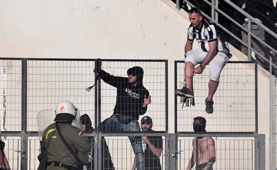 Los hinchas de AEK ATenas y PAOK se pelearon en la previa a la final de la Copa Grecia. Foto: Reuters.