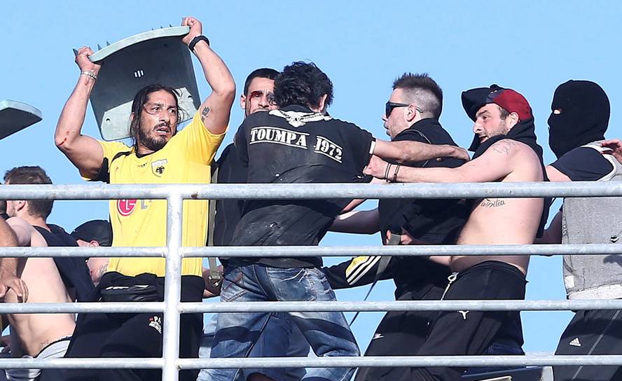 Los hinchas de AEK ATenas y PAOK se pelearon en la previa a la final de la Copa Grecia. Foto: Reuters.