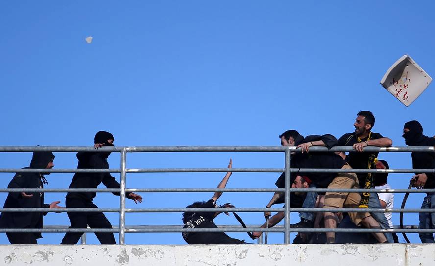Los hinchas de AEK ATenas y PAOK se pelearon en la previa a la final de la Copa Grecia. Foto: Reuters.