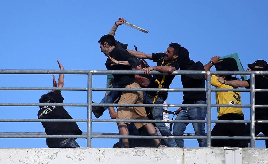 Los hinchas de AEK ATenas y PAOK se pelearon en la previa a la final de la Copa Grecia. Foto: Reuters.