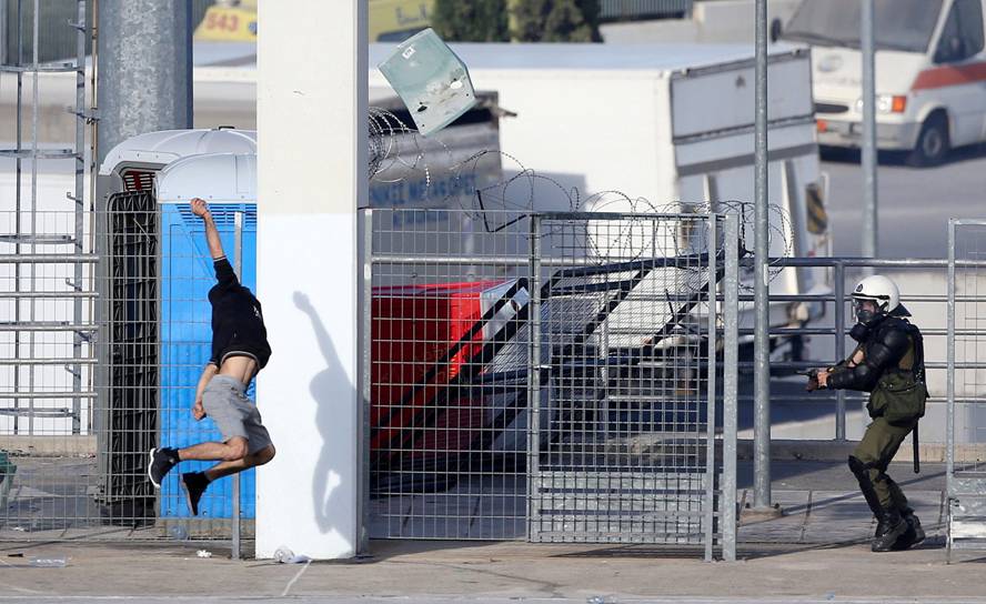 Los hinchas de AEK ATenas y PAOK se pelearon en la previa a la final de la Copa Grecia. Foto: Reuters.