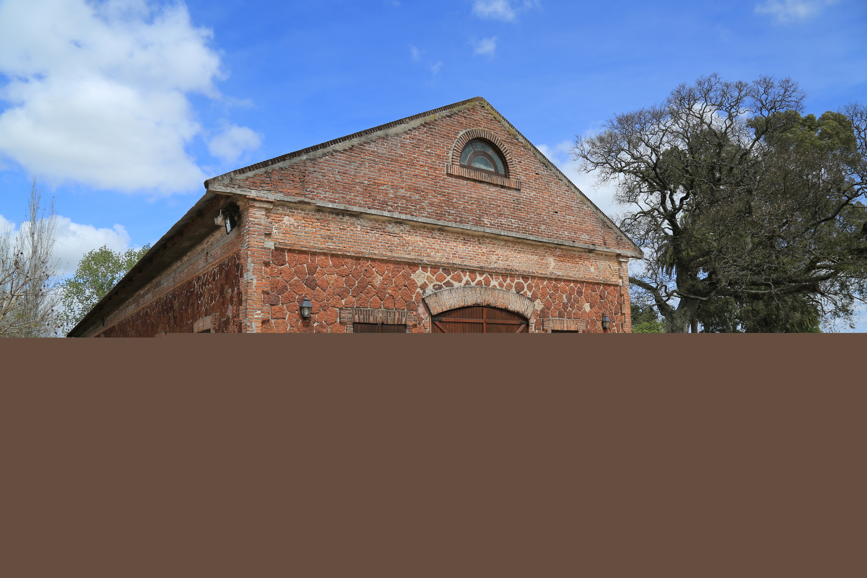 En los genes. El valor que transmite la bodega Juanicó hacia la sociedad caló hondo en los habitantes de la zona. En la empresa ya hay terceras generaciones trabajando.