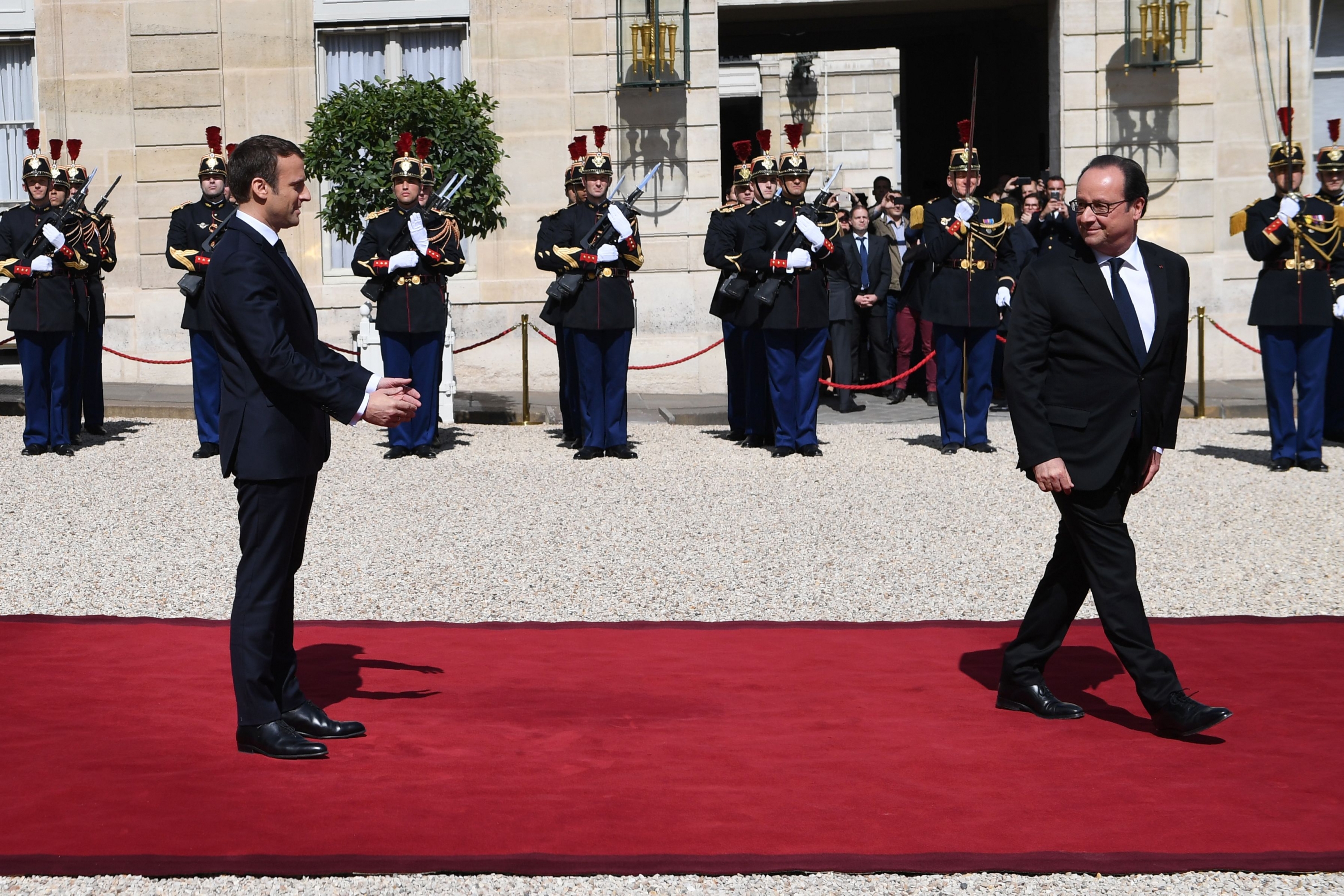 El nuevo presidente de Francia y el mandatario saliente en el Palacio del Elíseo. Foto: AFP