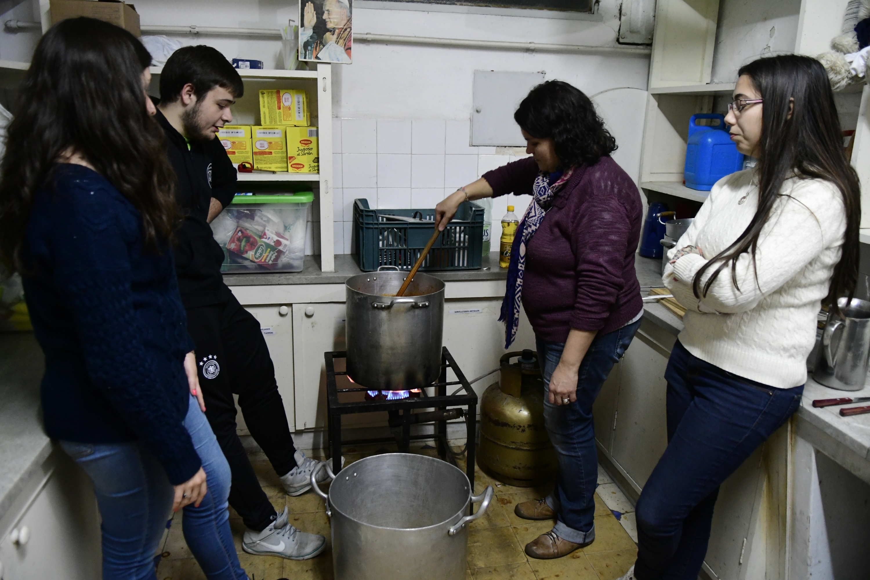 Aprontes: una de tantas cocinas en colegio a Católico del Cordón. Foto: M. Bonjour