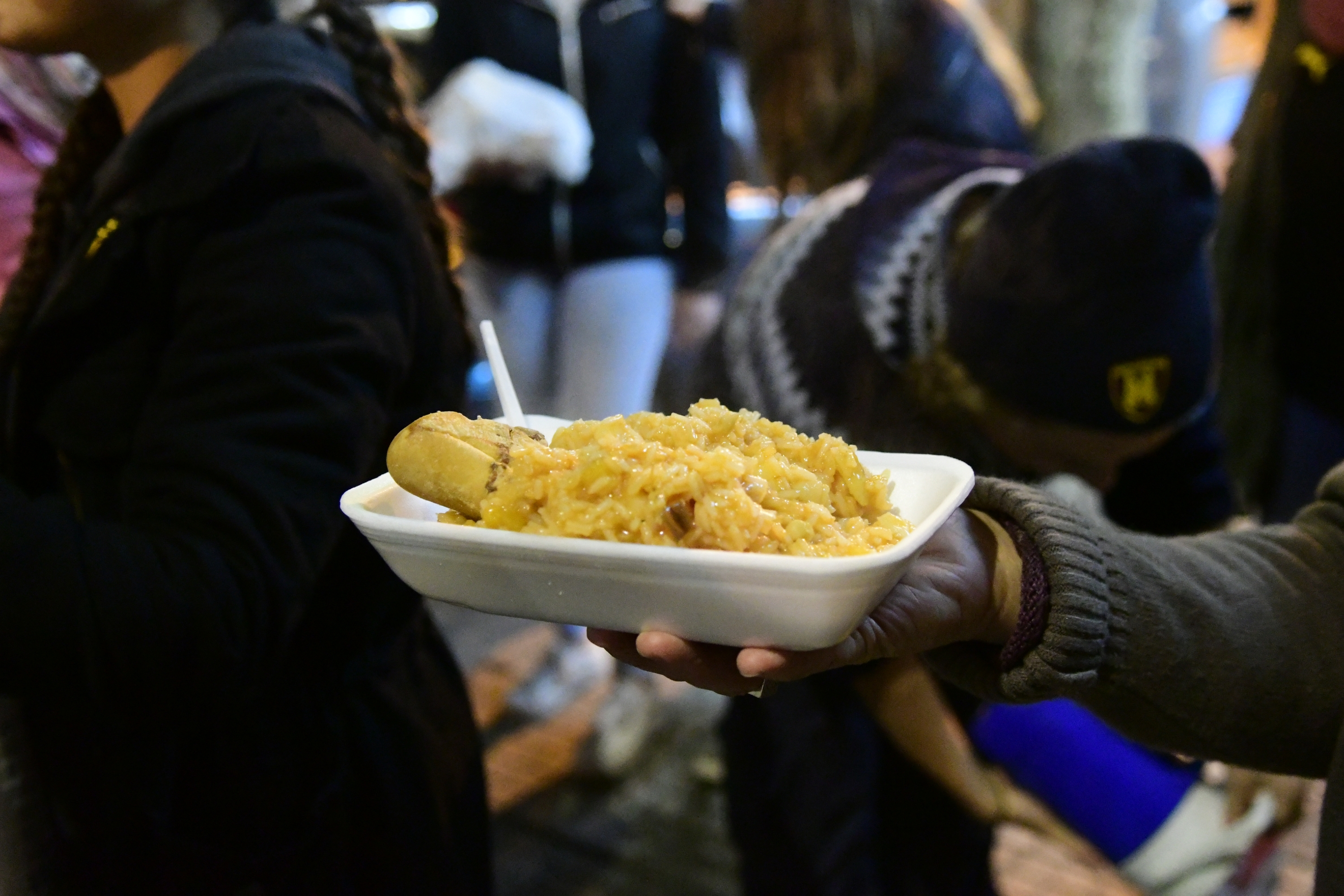 Jóvenes de la Brigada Caldo salen los miércoles de noche a entregar alimentos en calles del Cordón, Sur y Palermo. Foto: M. Bonjour
