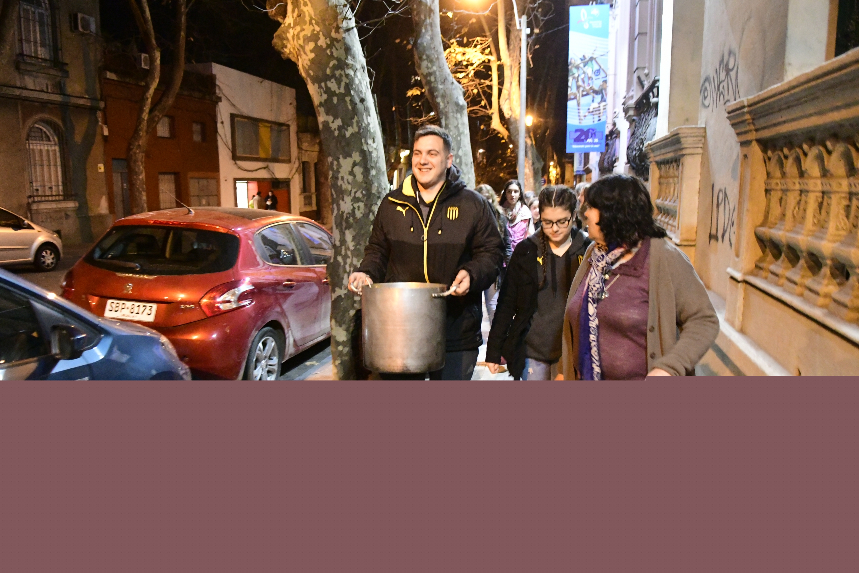 Jóvenes de la Brigada Caldo salen los miércoles de noche a entregar alimentos en calles del Cordón, Sur y Palermo. Foto: M. Bonjour