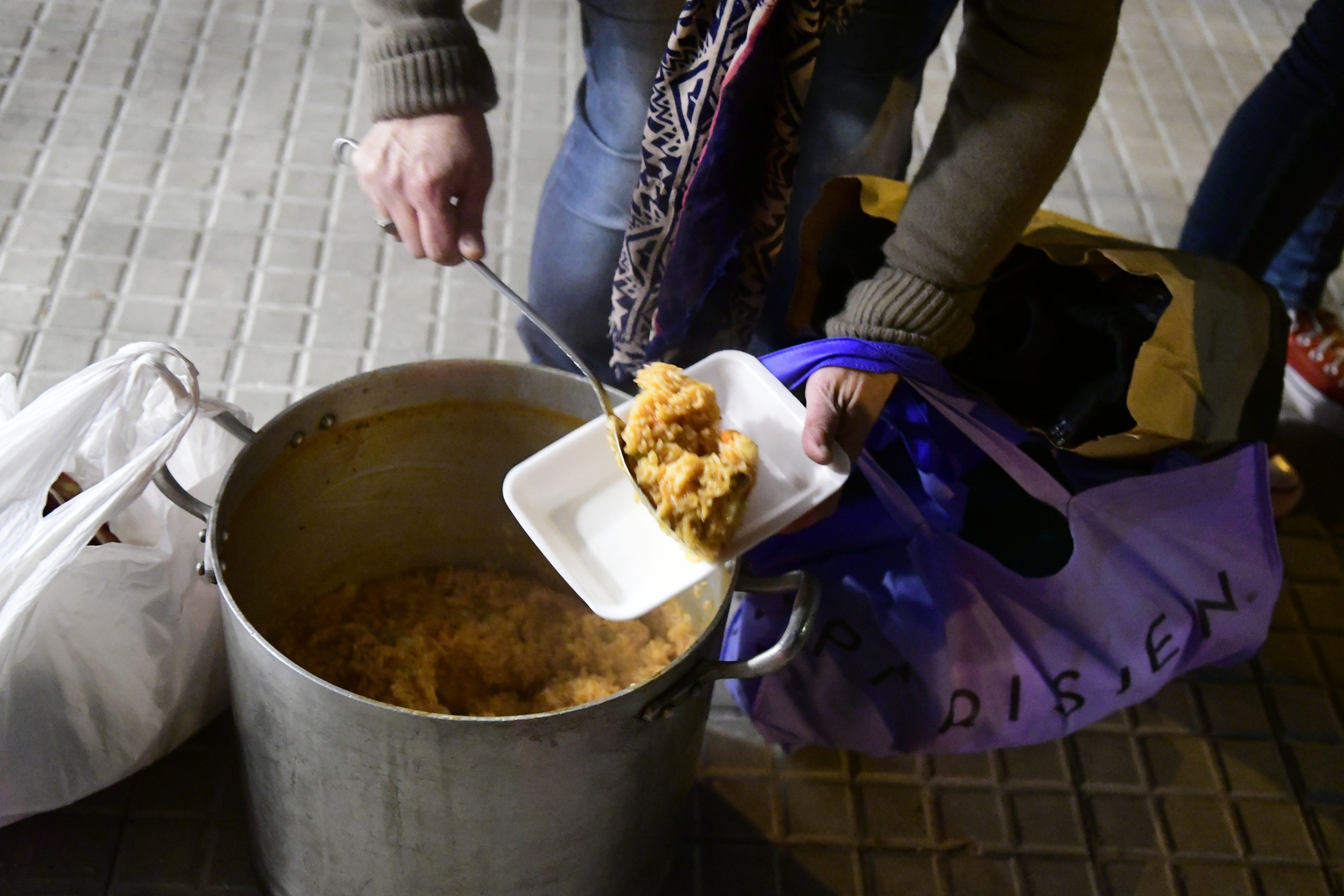 Jóvenes de la Brigada Caldo salen los miércoles de noche a entregar alimentos en calles del Cordón, Sur y Palermo. Foto: M. Bonjour