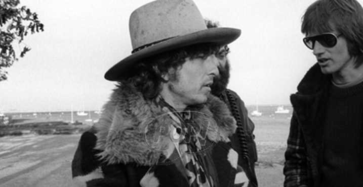 Bob Dylan y Sam Shepard dialogando. Atrás, Allen Ginsberg