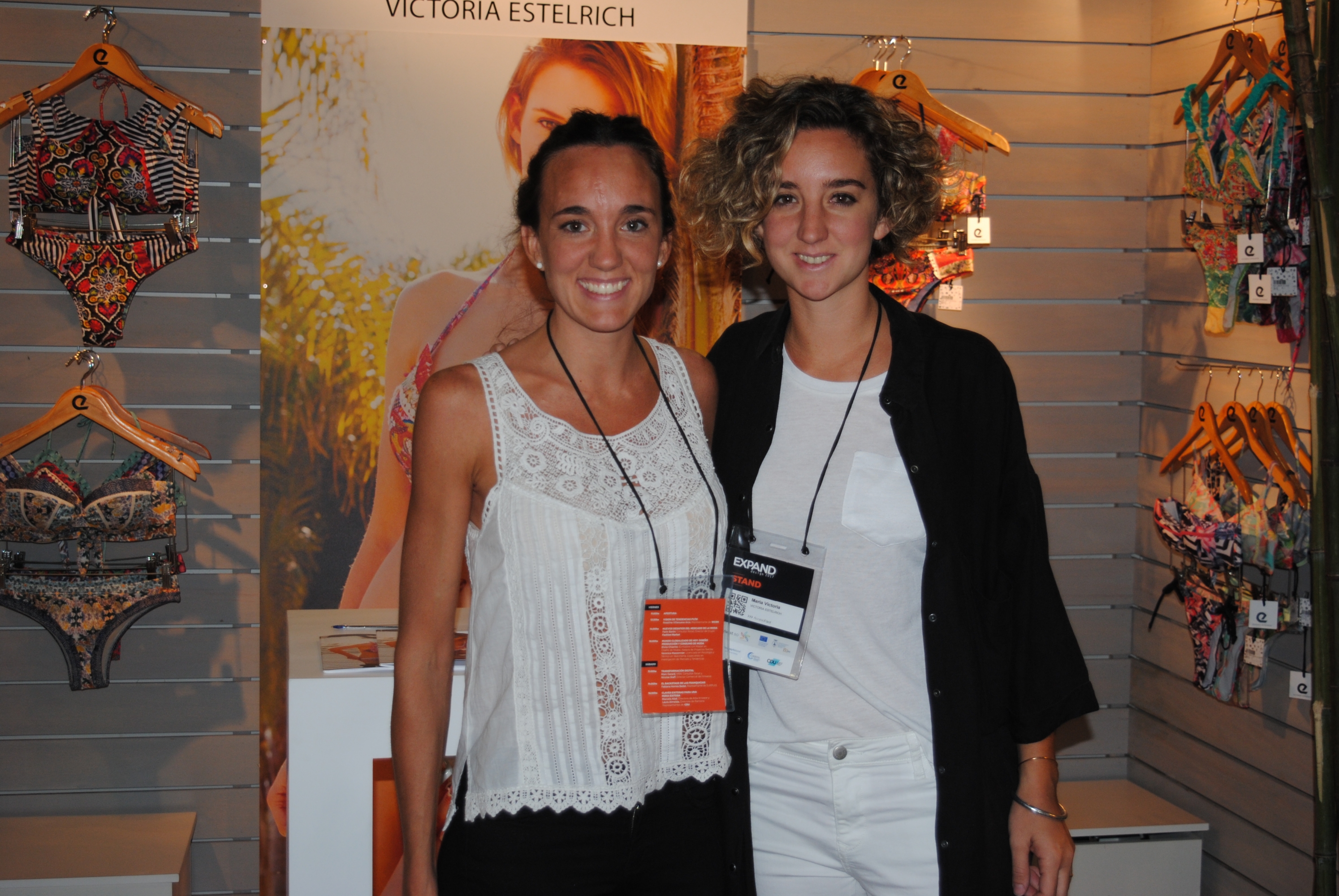 Victoria y María Pia Estelrich.