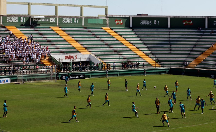 La práctica de Chapecoense con la hinchada de fondo. Foto: Reuters