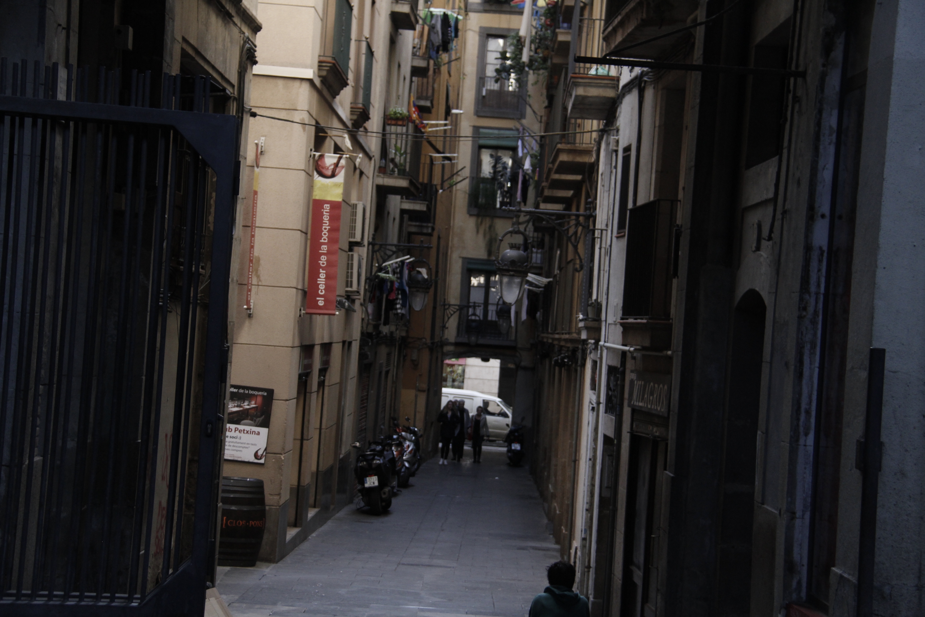 Típica calle en el Barrio Gótico en la ciudad de Barcelona. Foto: Gabriel Rodríguez