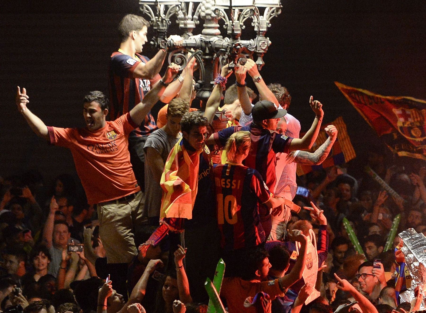 Festejos de hinchas del Barcelona en la fuente de las Canalestas. Foto: AFP