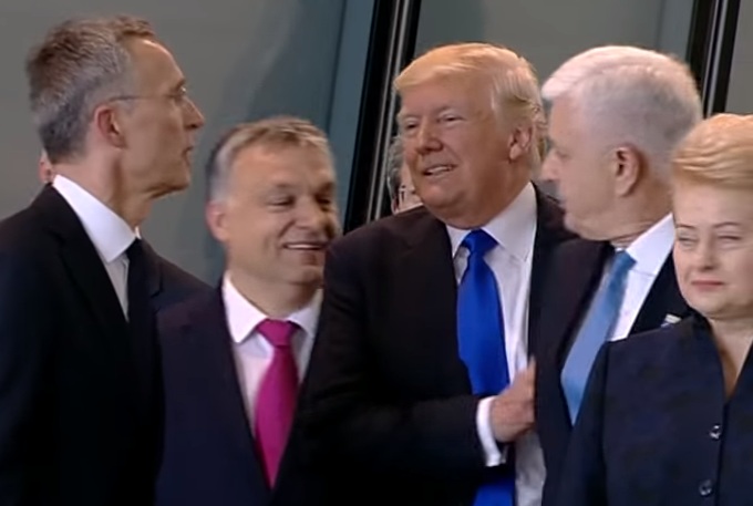 Donald Trump empuja a ministro en cumbre de la OTAN. Foto. Captura de Youtube