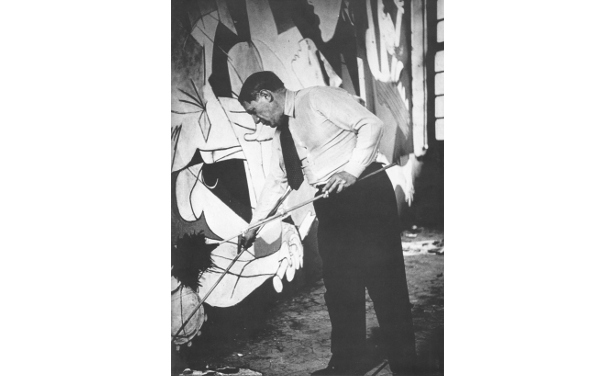 Picasso trabajando en Guernica, de la serie de Dora Maar