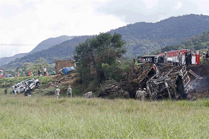 Accidente dejó al menos 21 muertos en Brasil. Foto: EFE