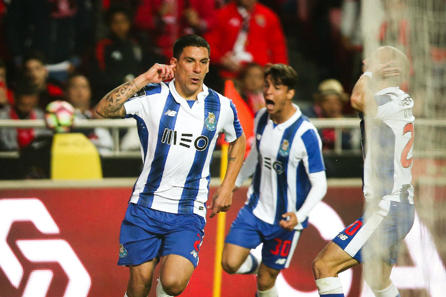 Maximiliano Pereira festejando el gol anotado para Porto. Foto: EFE