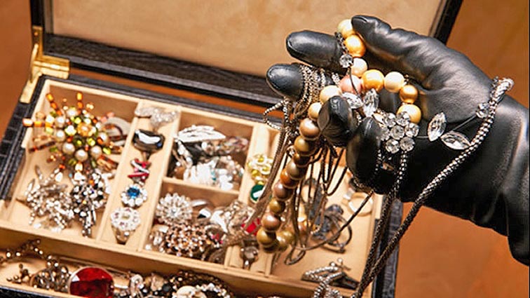 El eterno femenino de una imaginativa pintora