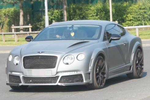 Raheem Stirling maneja su Bentley de 595.000 euros. Foto: The Sun