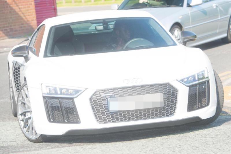Bacary Sagna aparece en el potente y veloz Audi R8. Foto: The Sun