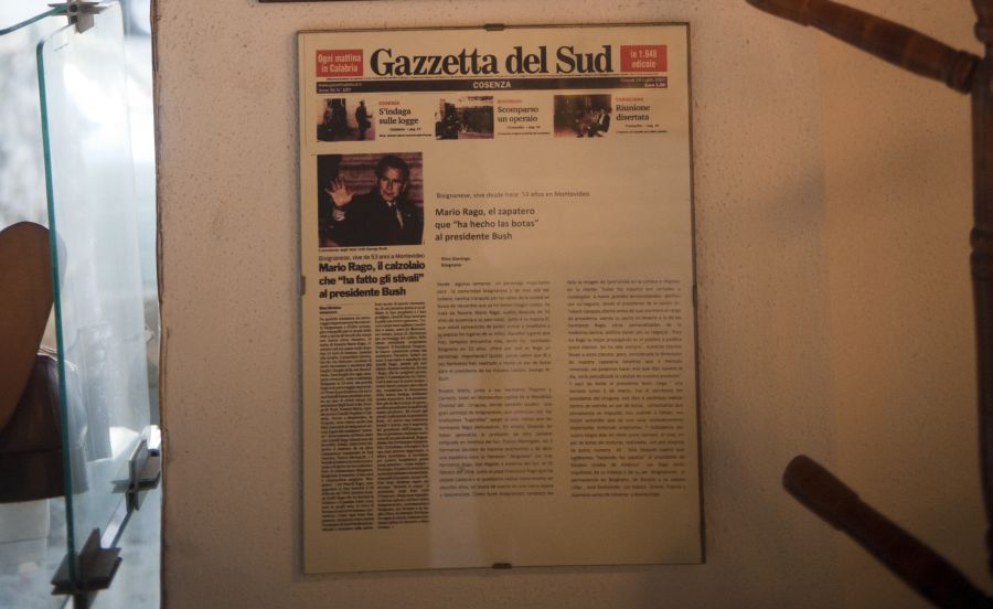 Cuadro en el local con la noticia de la bota de un diario italiano. Foto: F. Ponzetto
