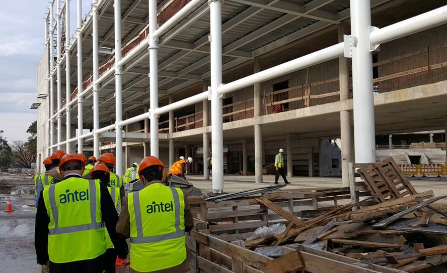 Recorrida de Misión FIBA por el Antel Arena. Foto: @FCaceres2011
