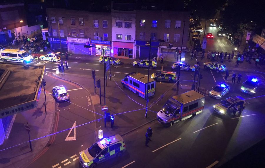 Un vehículo arrolló a varias personas en Londres, la Policía trabaja en el lugar. Foto: Reuters