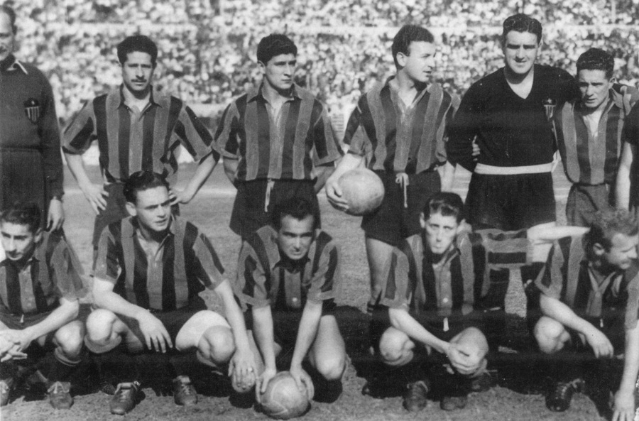 Peñarol 1951. De pie, el técnico Hirsch (semicortado), Juan C. González, Romero, Uzal, Máspoli y Etchegoyen. Hincados: Ghiggia, Hohberg, Míguez, Schaffino y Vidal. Falta uno, nada menos que Obdulio Varela...