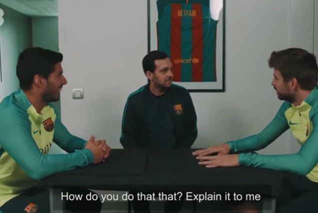 Luis Suárez y Piqué con el mago Dynamo. Foto: Captura de video
