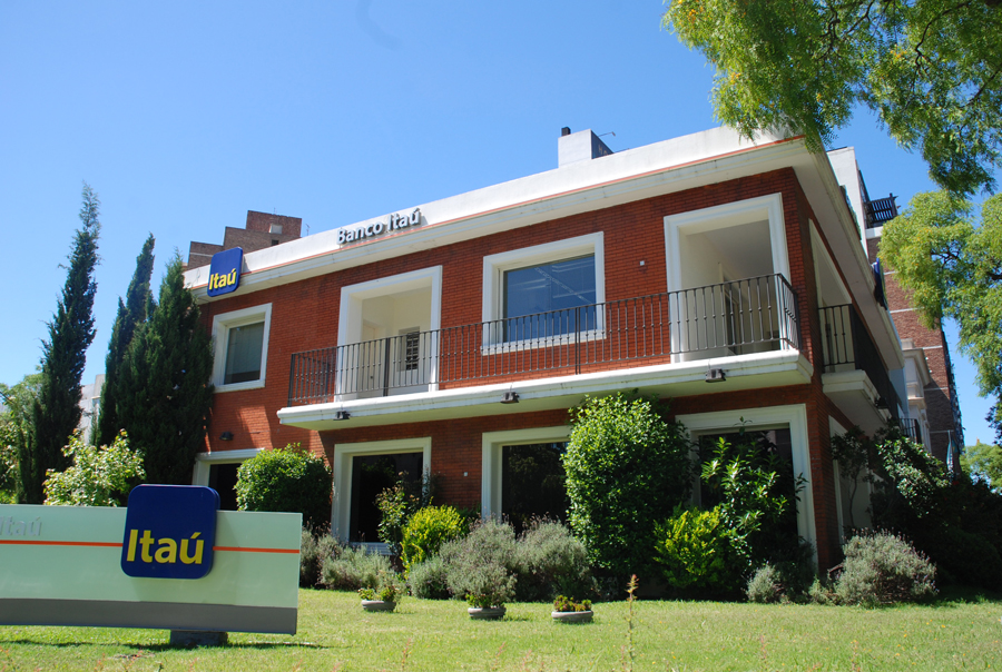 El eterno femenino de una imaginativa pintora