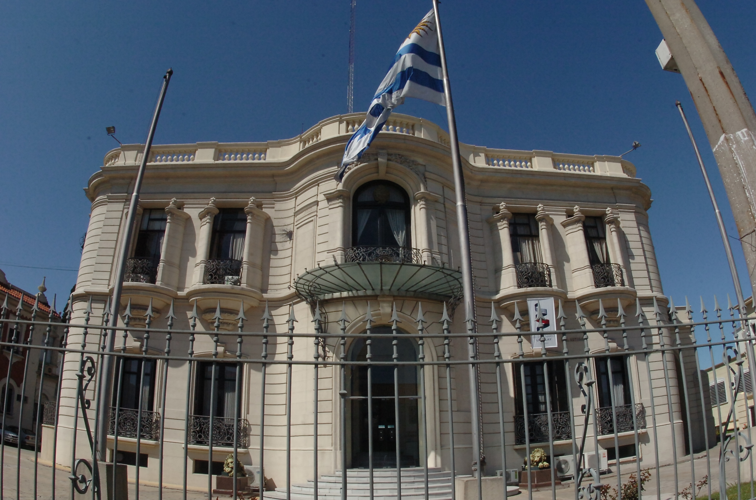 El eterno femenino de una imaginativa pintora