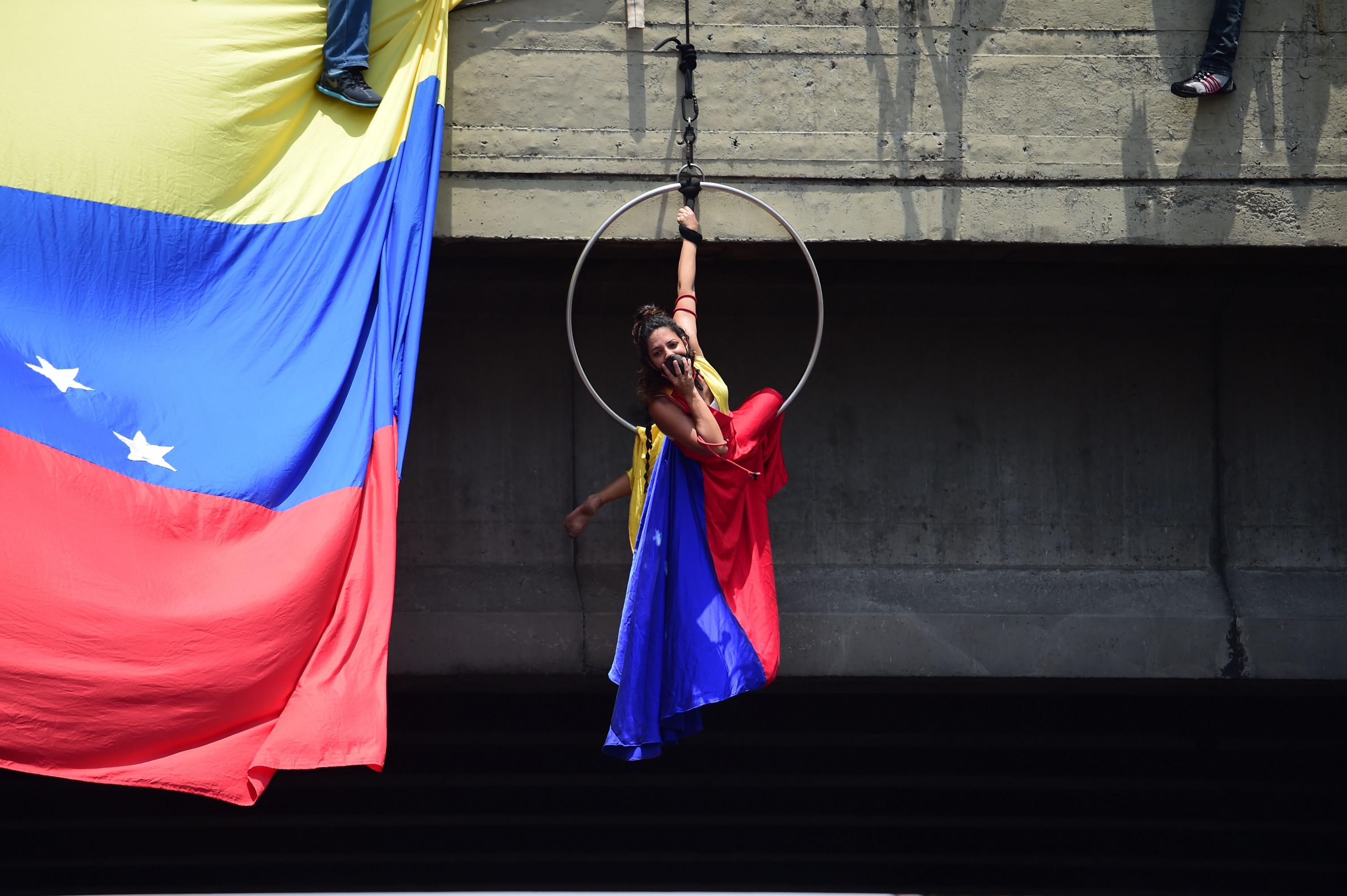 Las calles se llenaron de manifestantes pacíficos en el