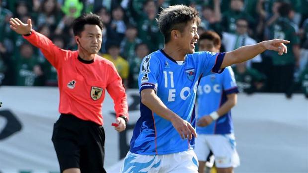 Kazuyoshi Miura celebra su tanto. Foto: @7otbfootball
