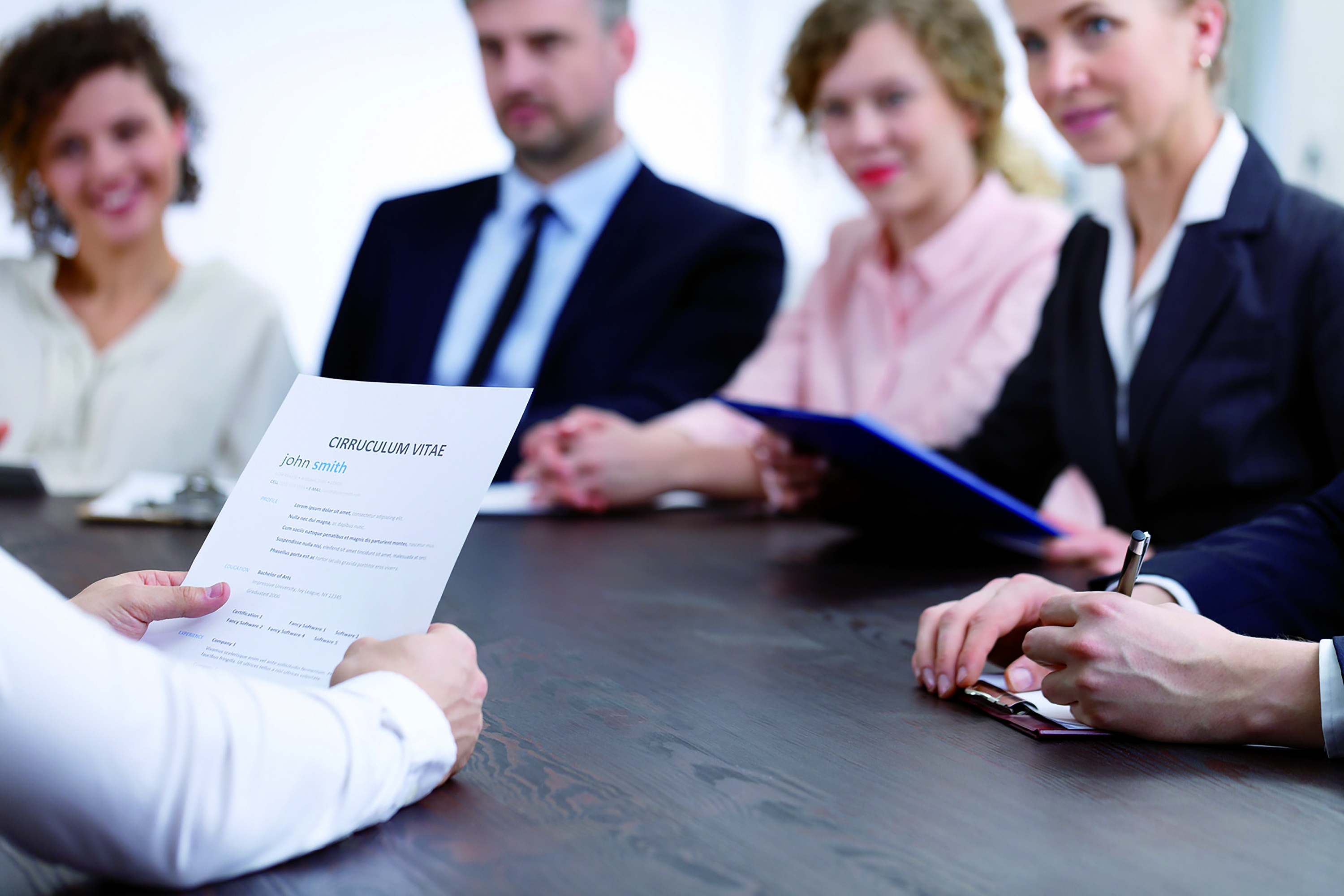 El eterno femenino de una imaginativa pintora