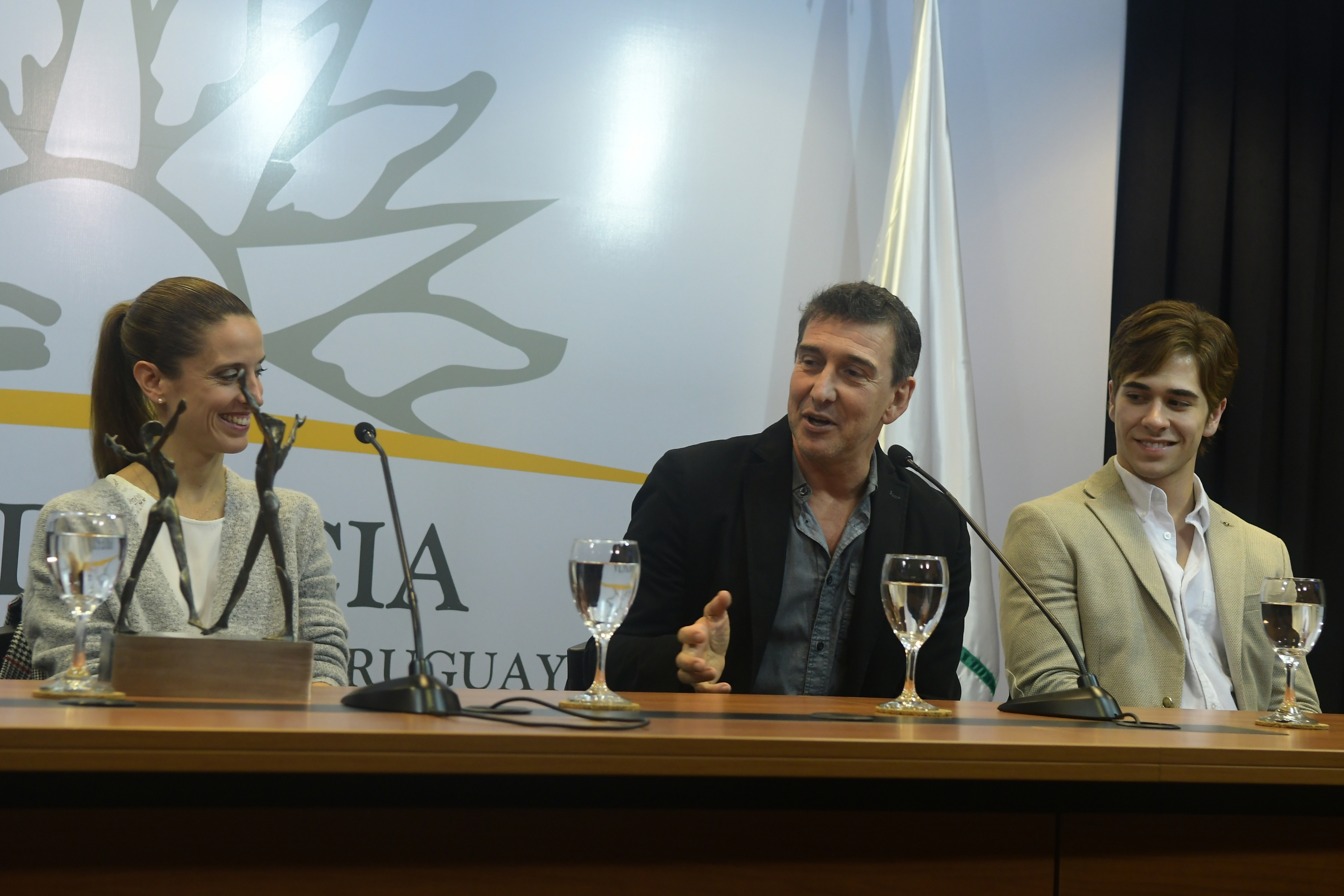 María Noel Riccetto, Julio Bocca y Gustavo Carvalho con el premio Benois a la Danza. Foto: Ariel Colmegna