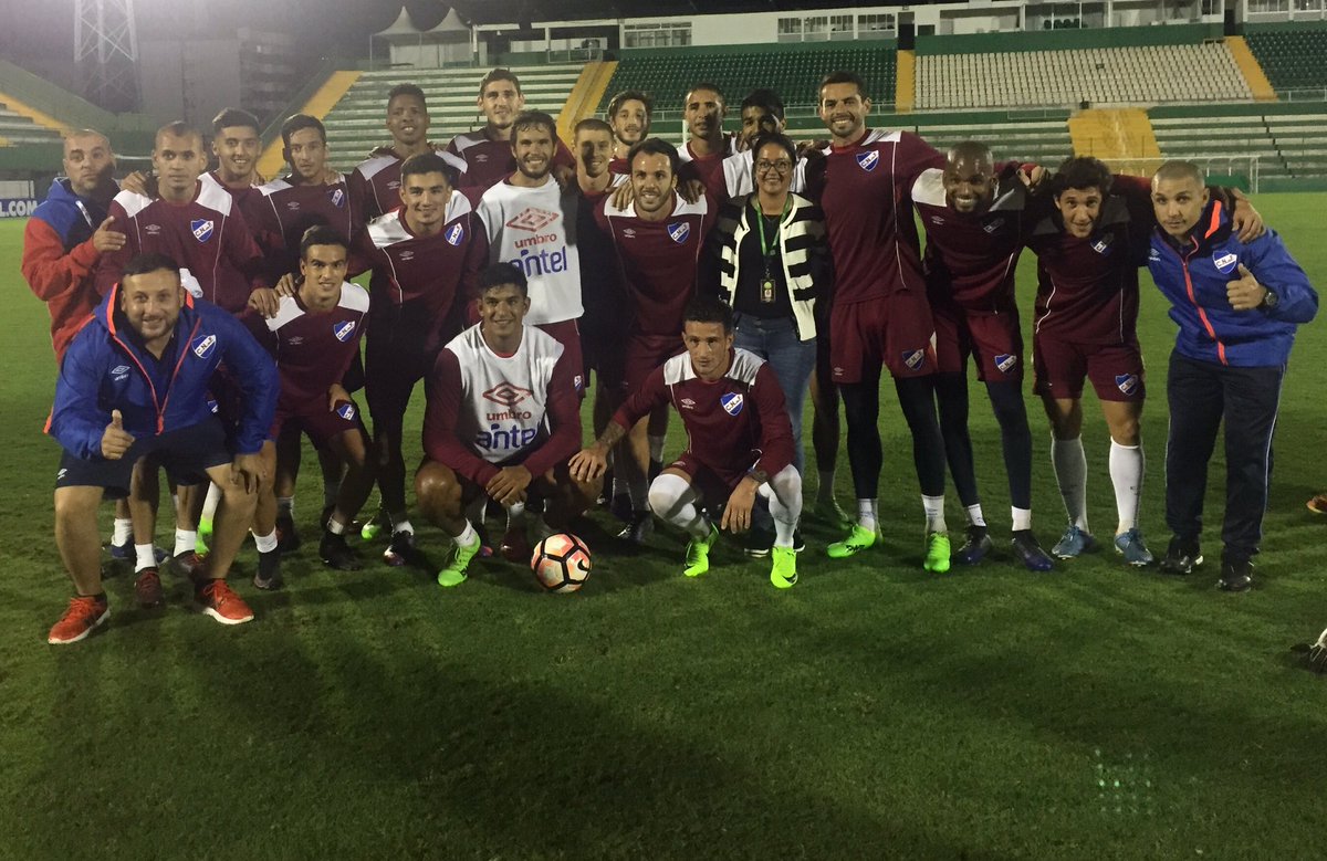 La delegación de Nacional en Chapecó con la salteña que era esposa del utilero de Chapecoense fallecido. Foto: Nacional