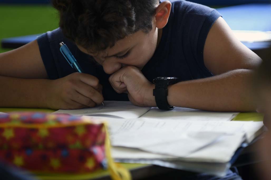 Niños estudiando matemáticas en Los Pinos. Foto: Fernando Ponzetto