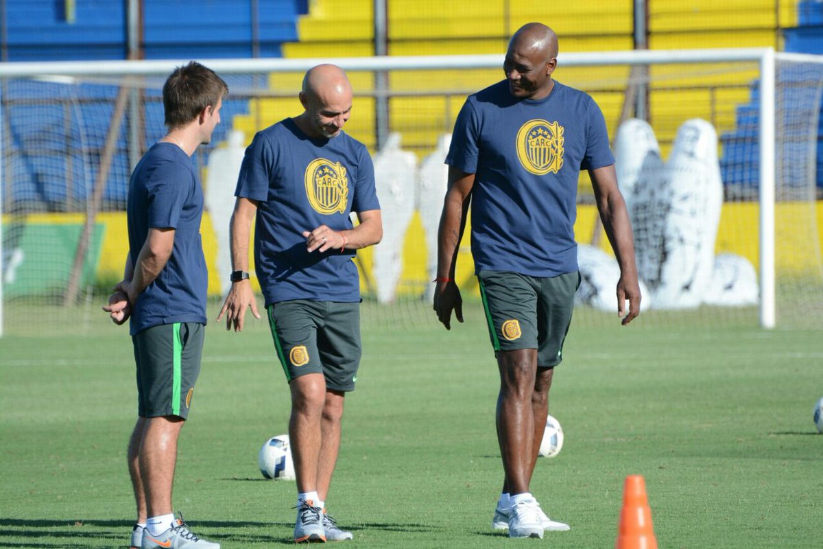 Paolo Montero y Richard Morales en el entrenamiento de Rosario Central. Foto: @CARCOficial
