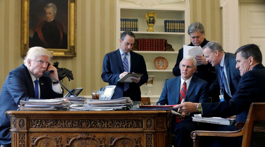 Trump ayer en la Casa Blanca durante llamadas telefónicas a líderes europeos. Foto: Reuters