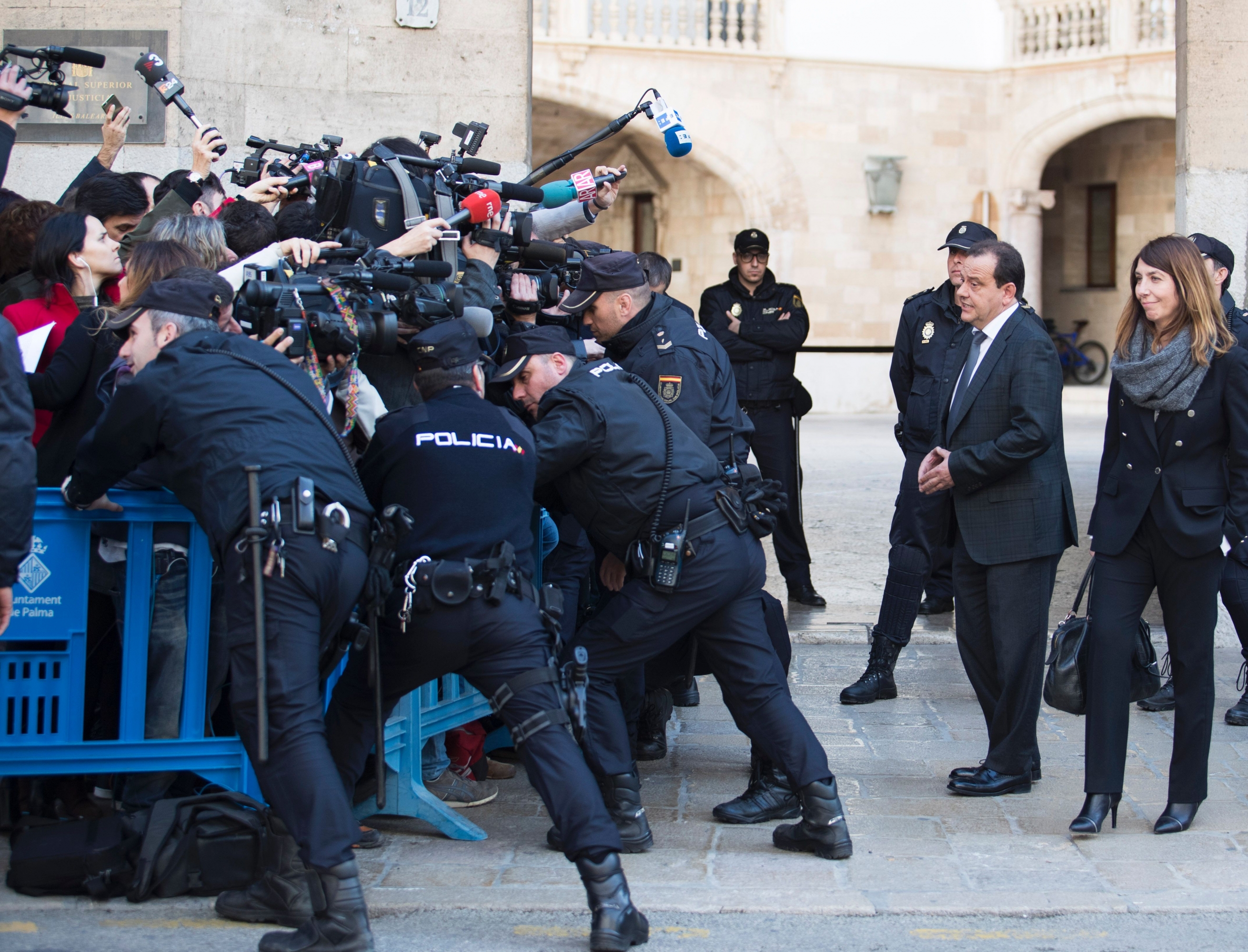 El fiscal español Pedro Horrach habla con los periodistas después del fallo. Foto: AFP