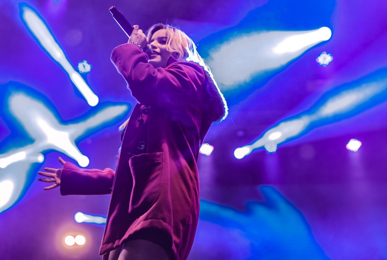 Emilia tiene 20 años y nació en Nogoyá (Entre Ríos). Estudió literatura en Rosario pero luego dejó para enfocarse en la música. Se mudó a Uruguay cuando le llegó la propuesta de Rombai. Foto: Agustín Correa