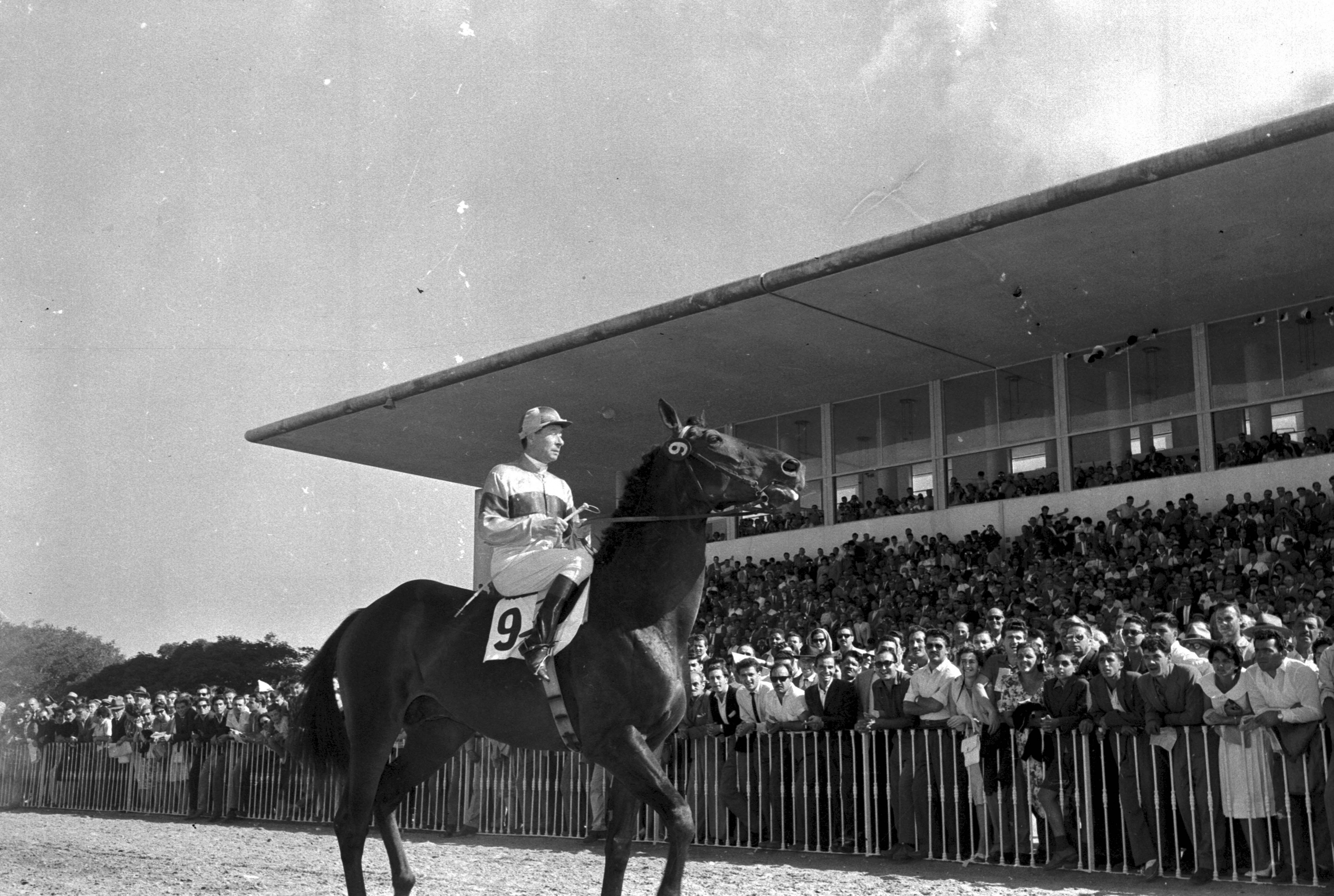 Irineo Leguisamo, frente al palco oficial del hipodromo de &nbsp;Maroñas. Foto: Colección Carusso/ EL PAÍS