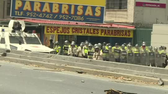 Militares enfrentan manifestantes en una polarizada Venezuela