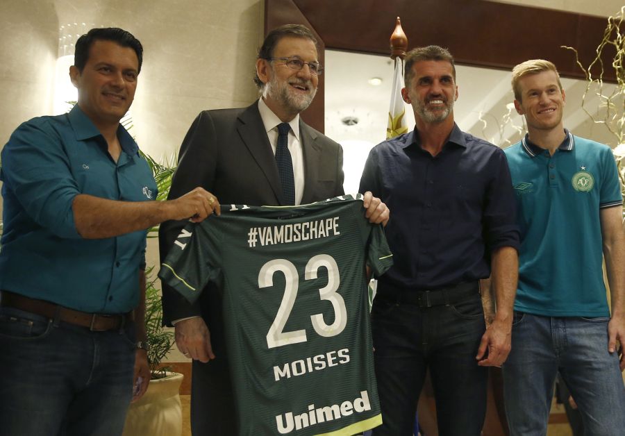 Rajoy recibe camiseta firmada del equipo brasileño Chapecoense. Foto: efe