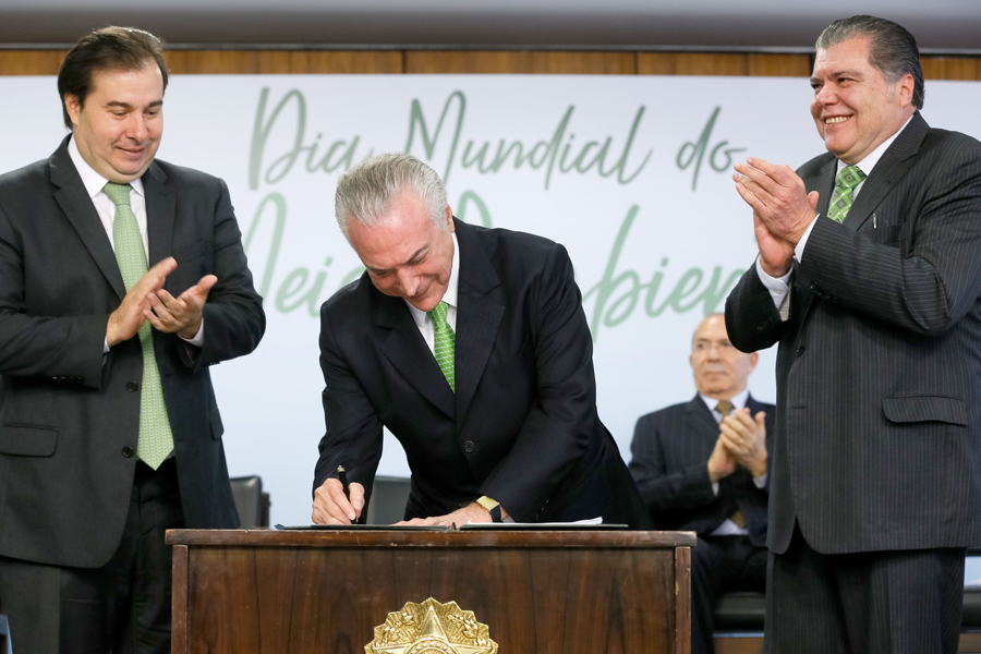 El presidente de Brasil con su mejor cara ayer en Planalto. Foto: AFP