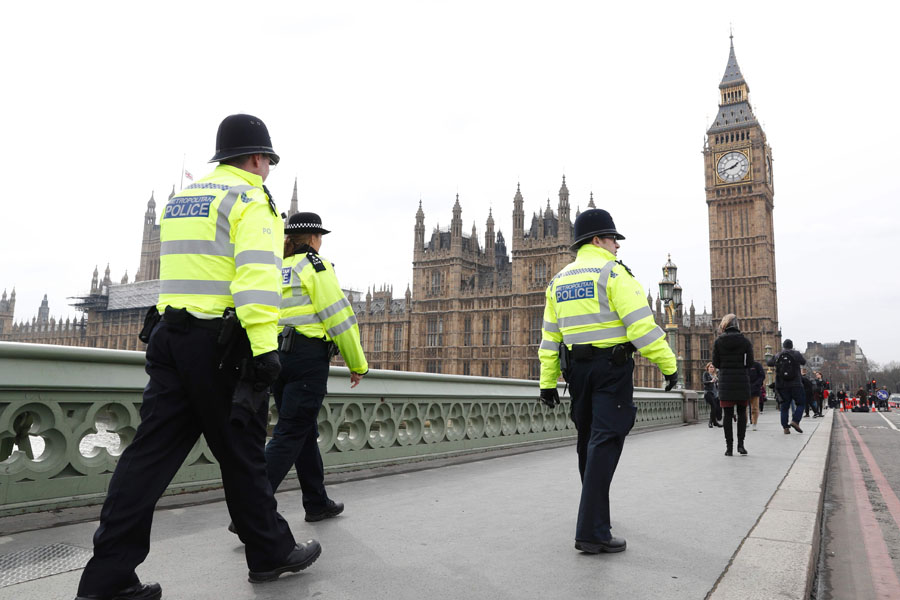 El puente de Westmister fue reabierto ayer jueves bajo fuertes medidas de seguridad. Foto: AFP