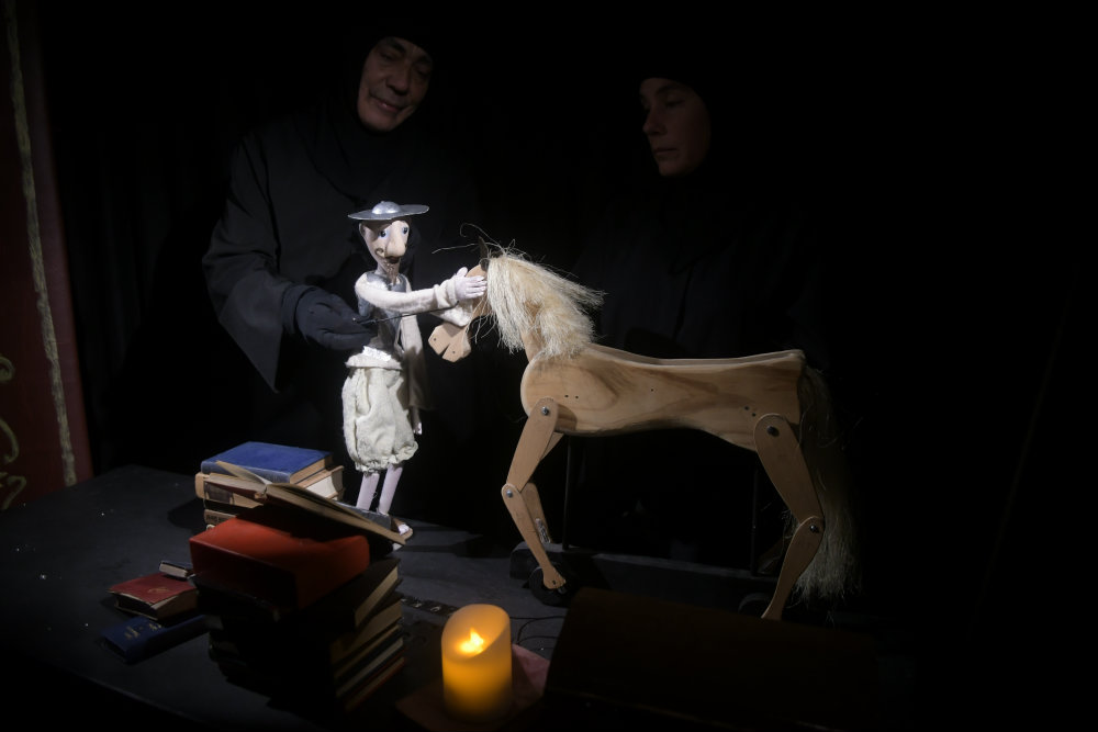 El eterno femenino de una imaginativa pintora