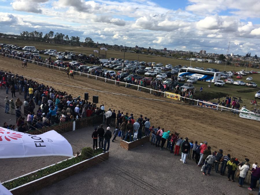 El eterno femenino de una imaginativa pintora